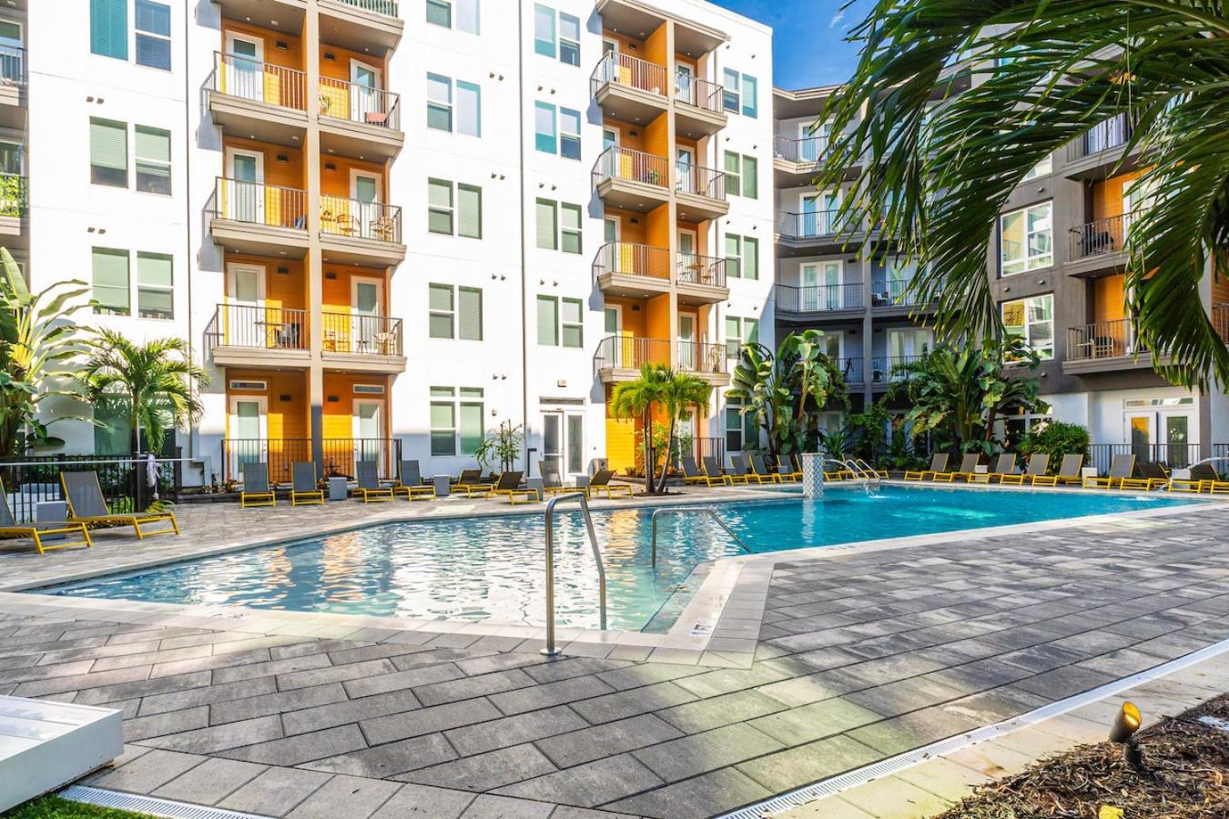 Tropical Field 1 Bed In Downtown With Free Parking Appartement Sint-Petersburg Buitenkant foto