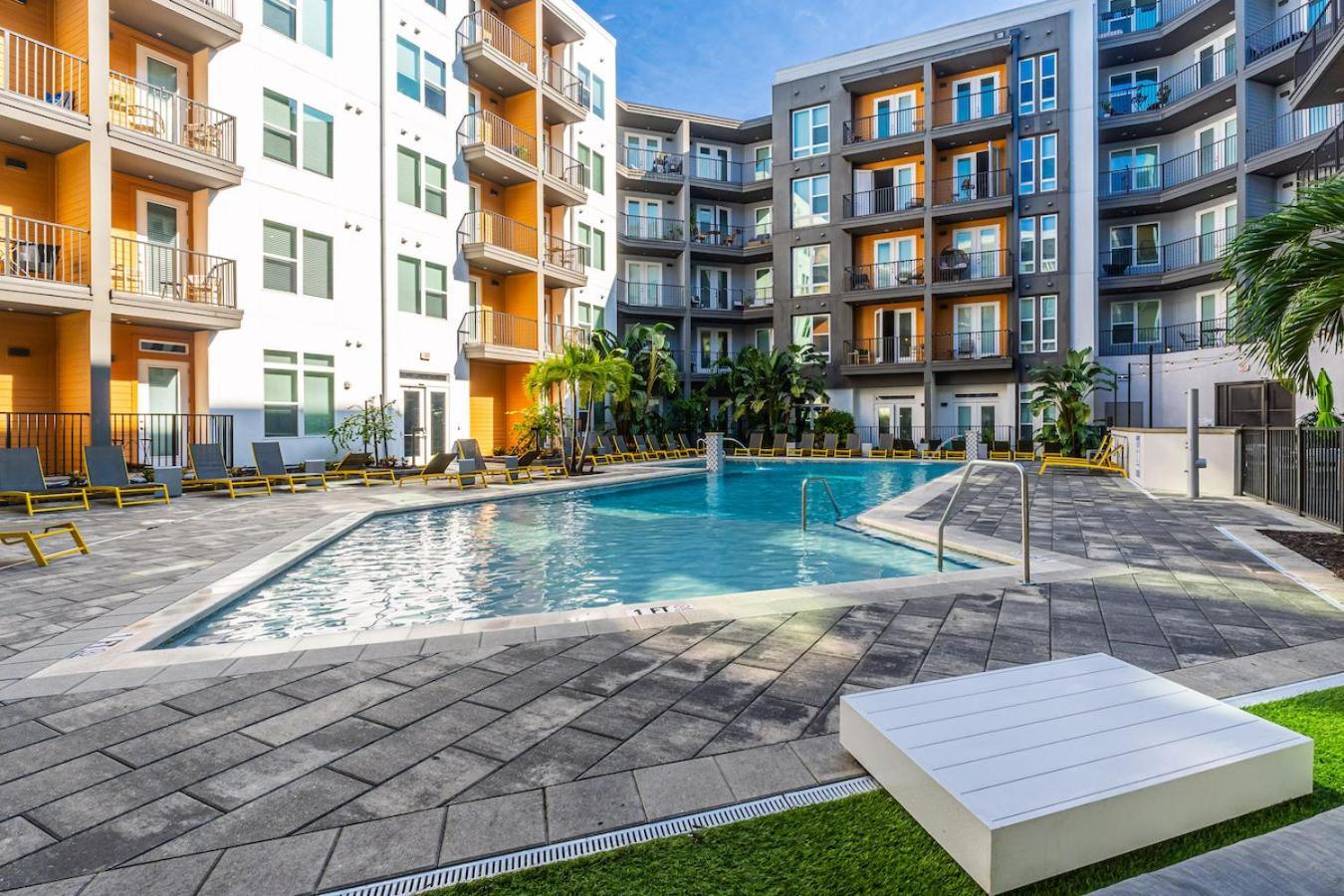 Tropical Field 1 Bed In Downtown With Free Parking Appartement Sint-Petersburg Buitenkant foto