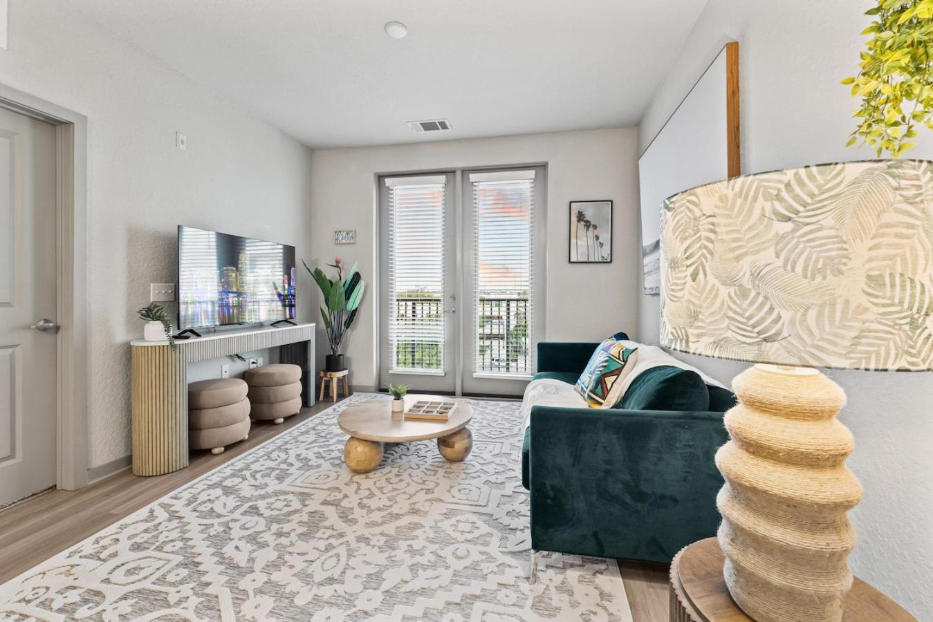 Tropical Field 1 Bed In Downtown With Free Parking Appartement Sint-Petersburg Buitenkant foto