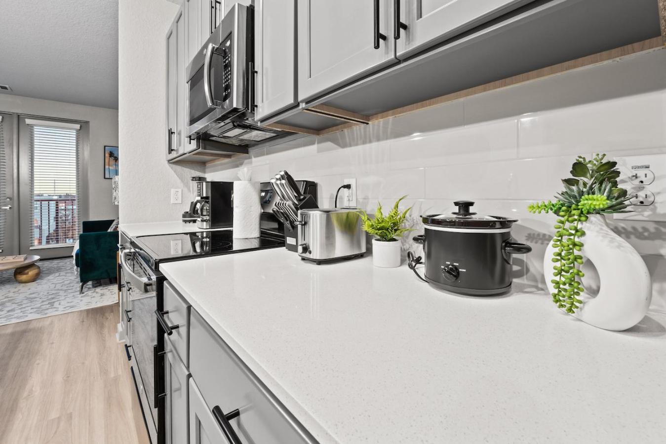 Tropical Field 1 Bed In Downtown With Free Parking Appartement Sint-Petersburg Buitenkant foto