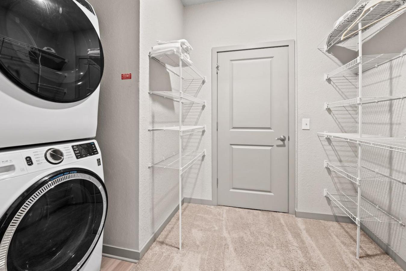 Tropical Field 1 Bed In Downtown With Free Parking Appartement Sint-Petersburg Buitenkant foto